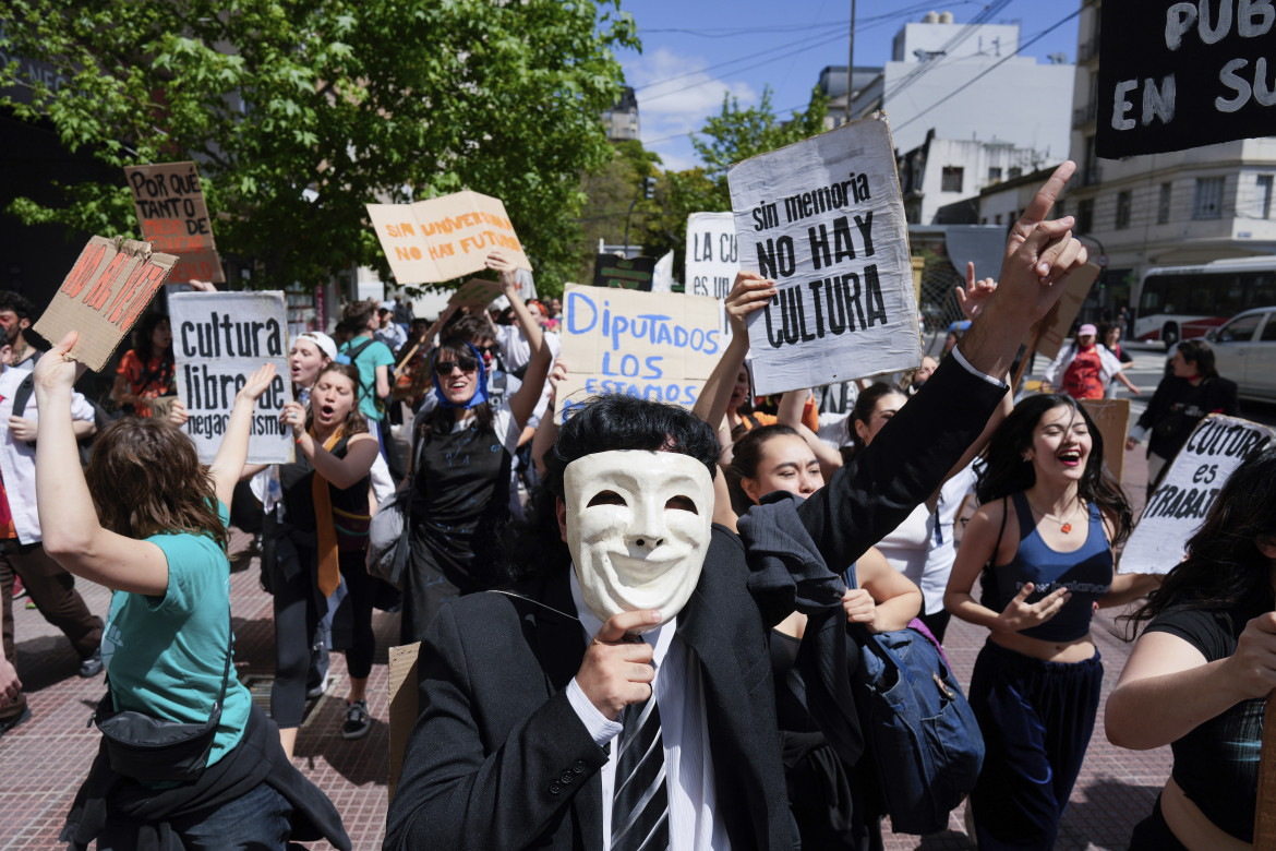 Buenos Aires, studenti in protesta davanti al Congresso Rodrigo Abd/Ap