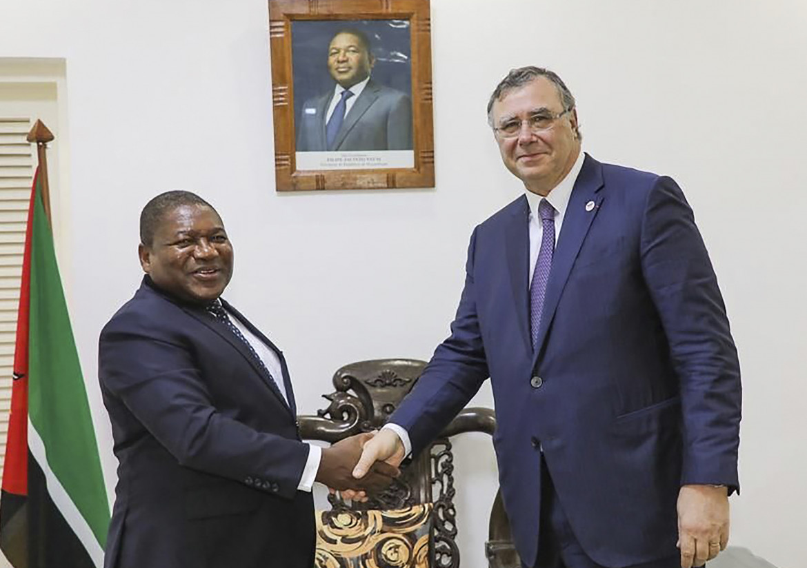 Il presidente del Mozambico Filipe Nyusi con il ceo di TotalEnergies, Patrick Pouyanne foto Ap