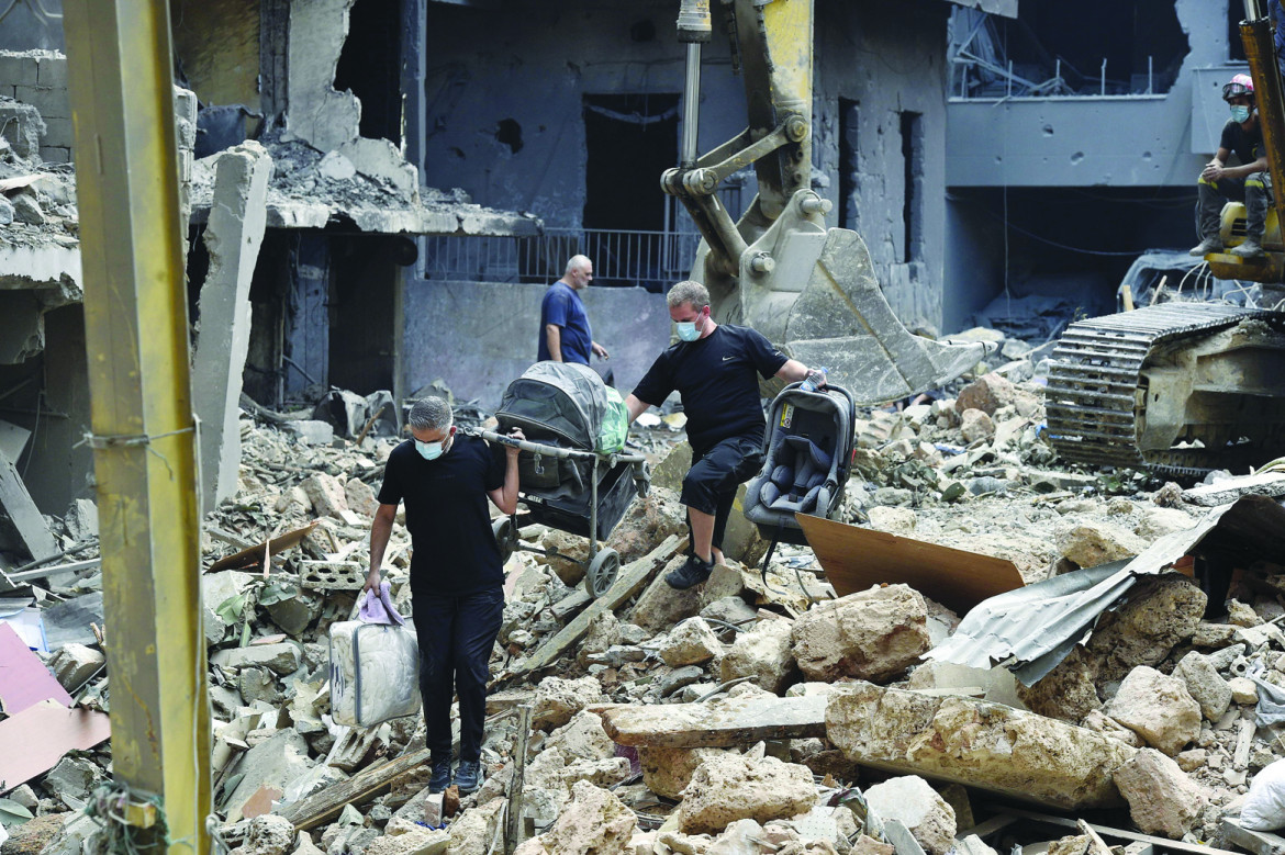 Gli abitanti del quartiere di Basta a Beirut recuperano i propri averi dalle macerie foto Epa/Wael Hamzeh