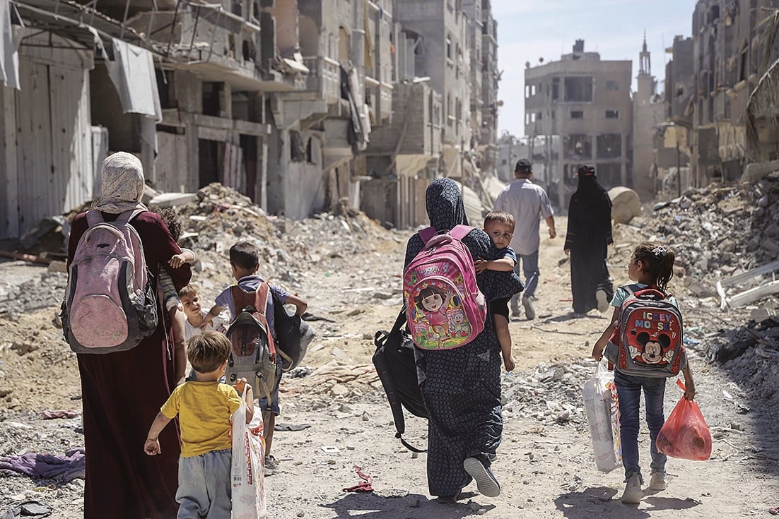 Donne e bambini in fuga da Jabaliya, lo scorso maggio foto Ap/Enas Rami