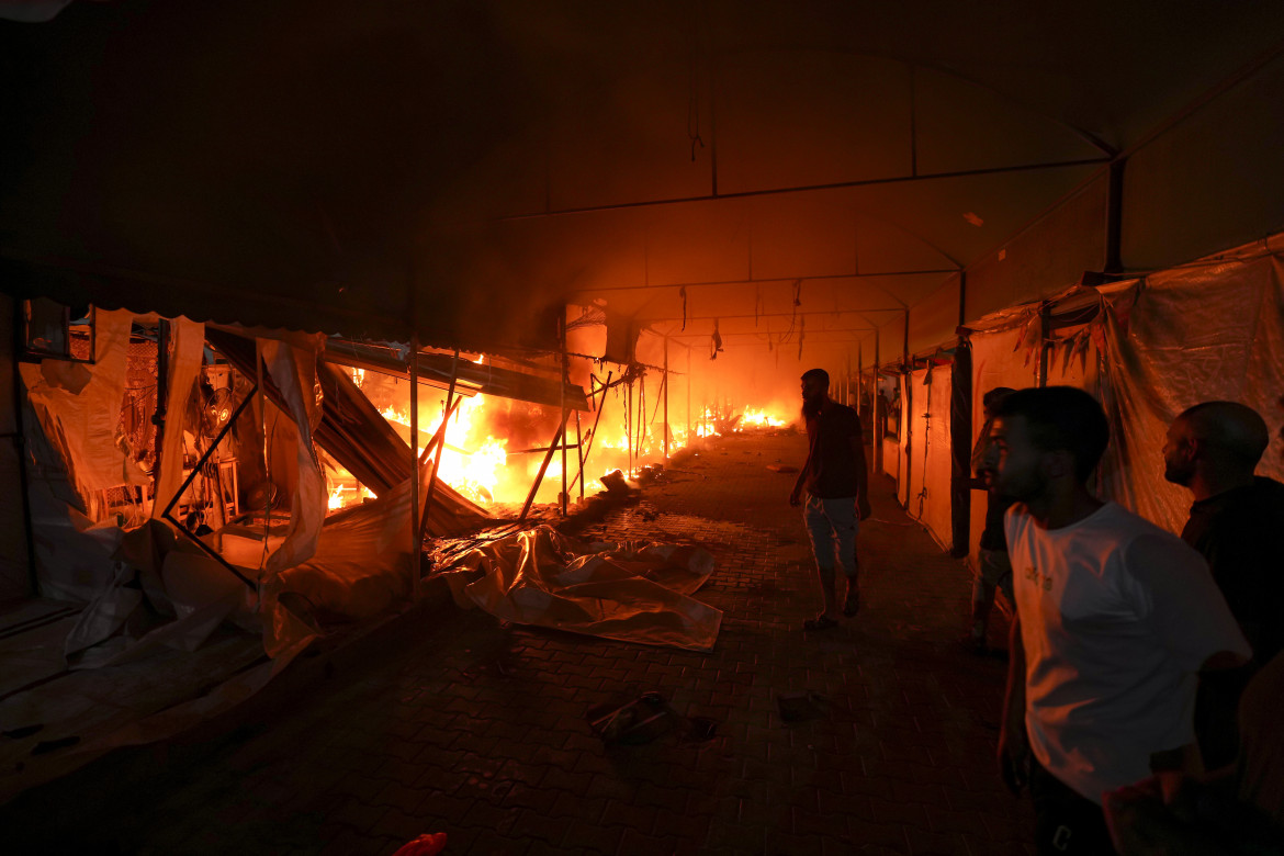 Le fiamme che hanno distrutto decine di tende nel cortile dell’ospedale Martiri di al-Aqsa a Deir al Balah foto Ap/Abdel Kareem Hana 