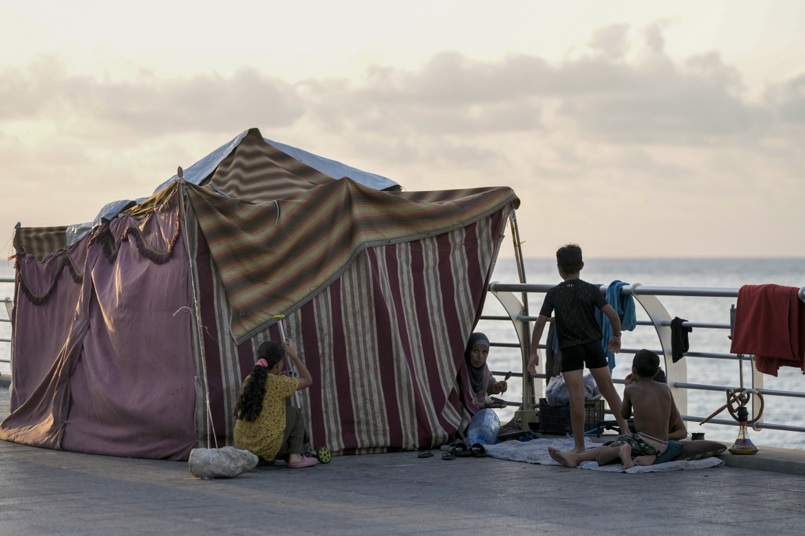 Una famiglia sfollata sulla Corniche di Beirut foto Ap/Bilal Hussein