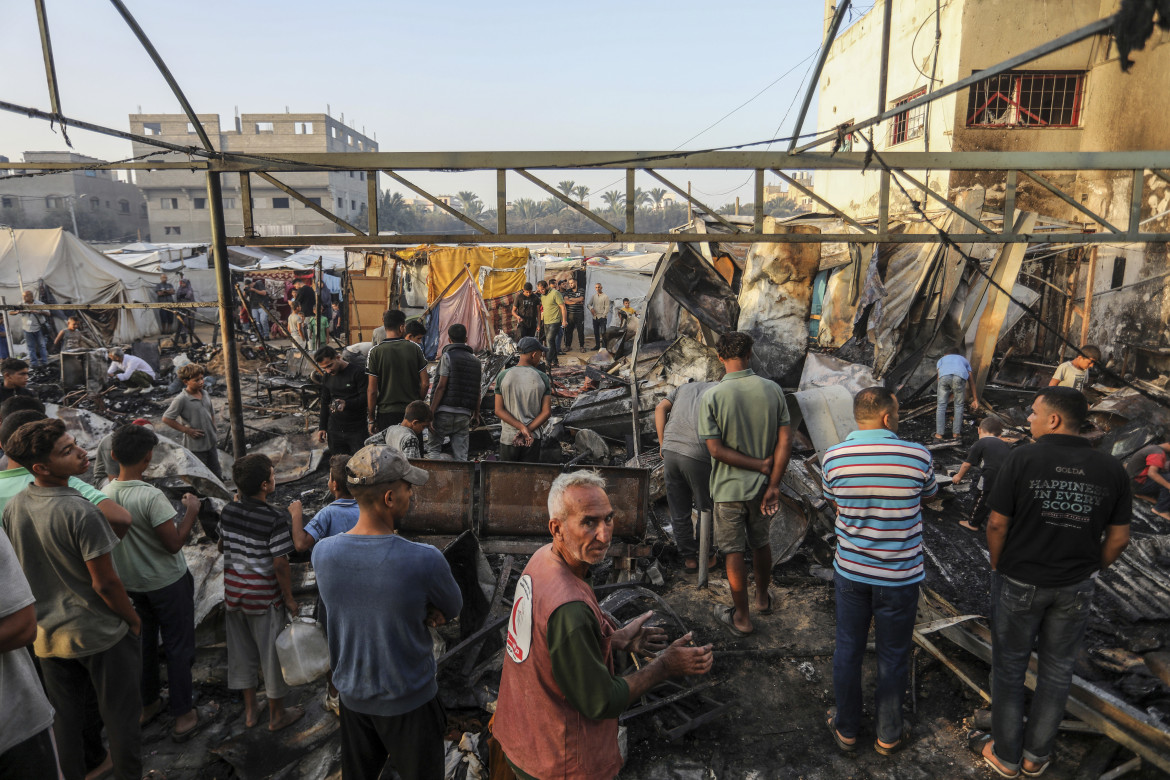 I resti della tendopoli dopo l’incendio della notte - foto Ap/Abed Rahim Khatib