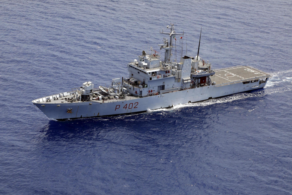 La Nave della Marina Militare LIBRA al largo di Lampedusa, 1 agosto 2013. ANSA/GIUSEPPE LAMI