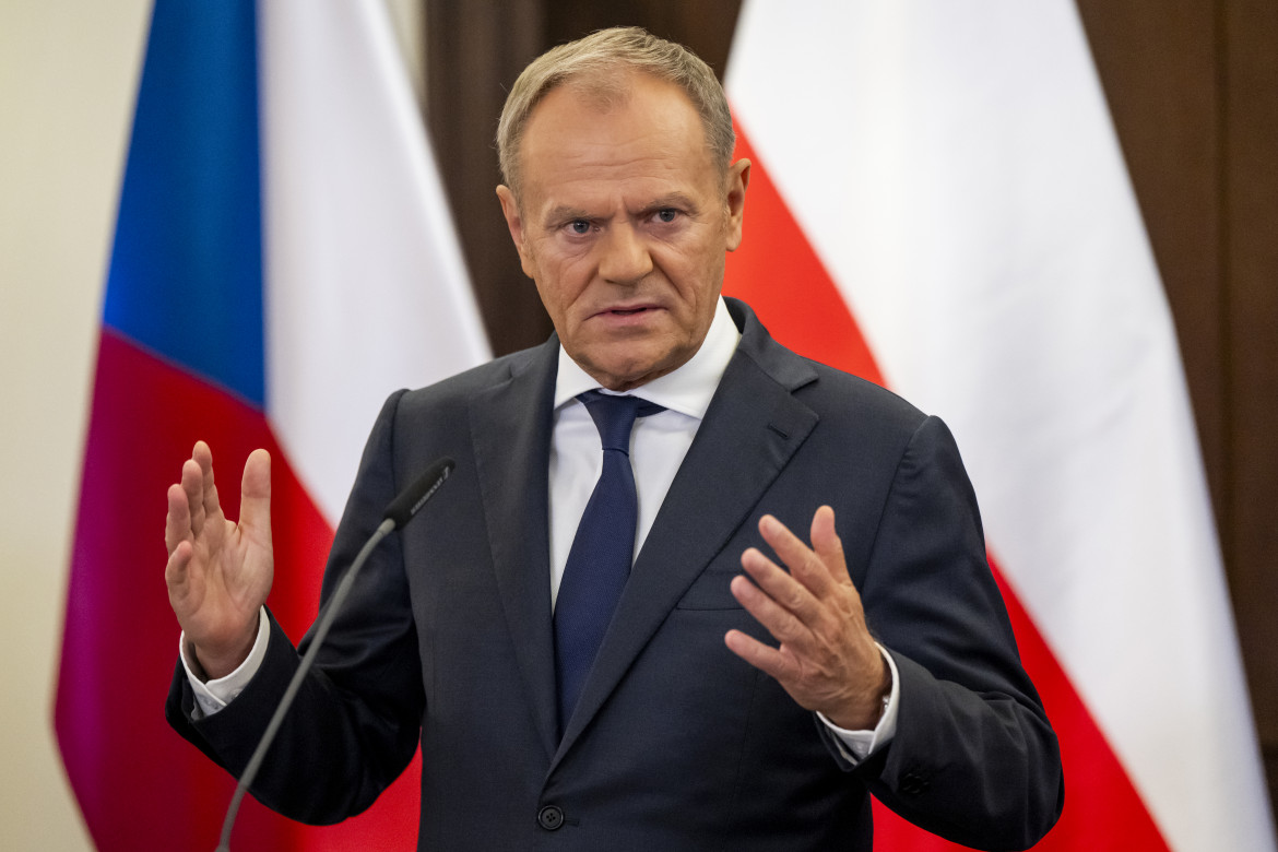 Il calcolo politico di Tusk: la Polonia potrà sospendere il diritto d’asilo