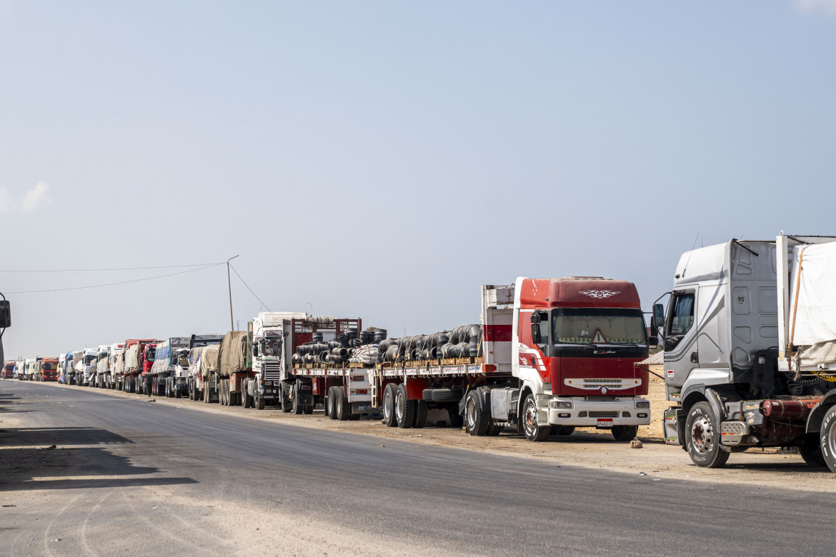 Camion di aiuti umanitari per Gaza, ieri, fermi nella città egiziana di Arish foto Ali Moustafa/Getty Images