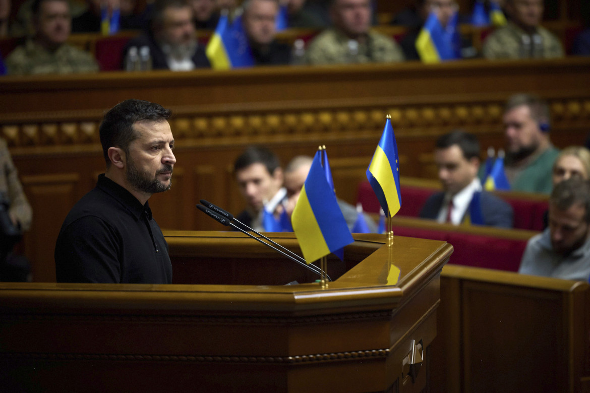 Il presidente Volodymyr Zelensky in parlamento a Kiev