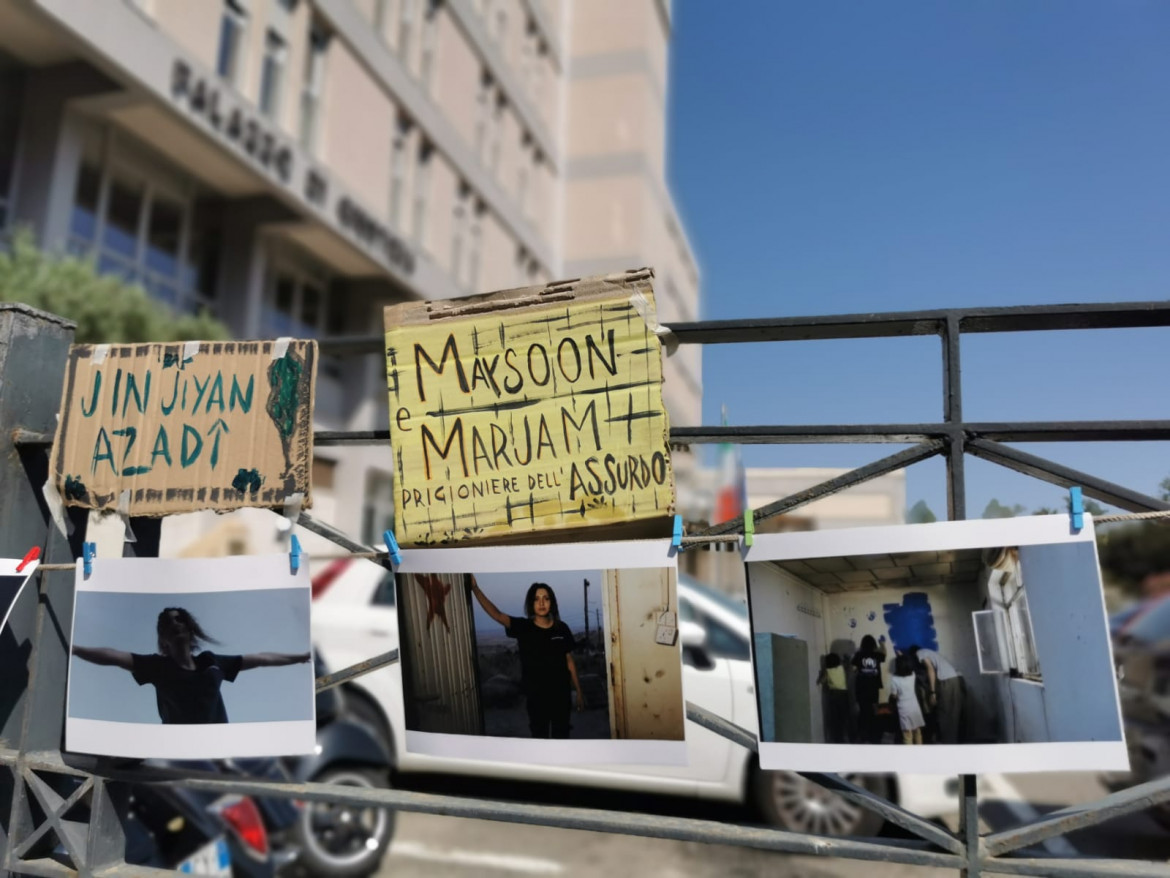 Presidio in sostegno a Maysoon Majidi davanti al tribunale di Crotone foto fb/freemaysoonmajidi