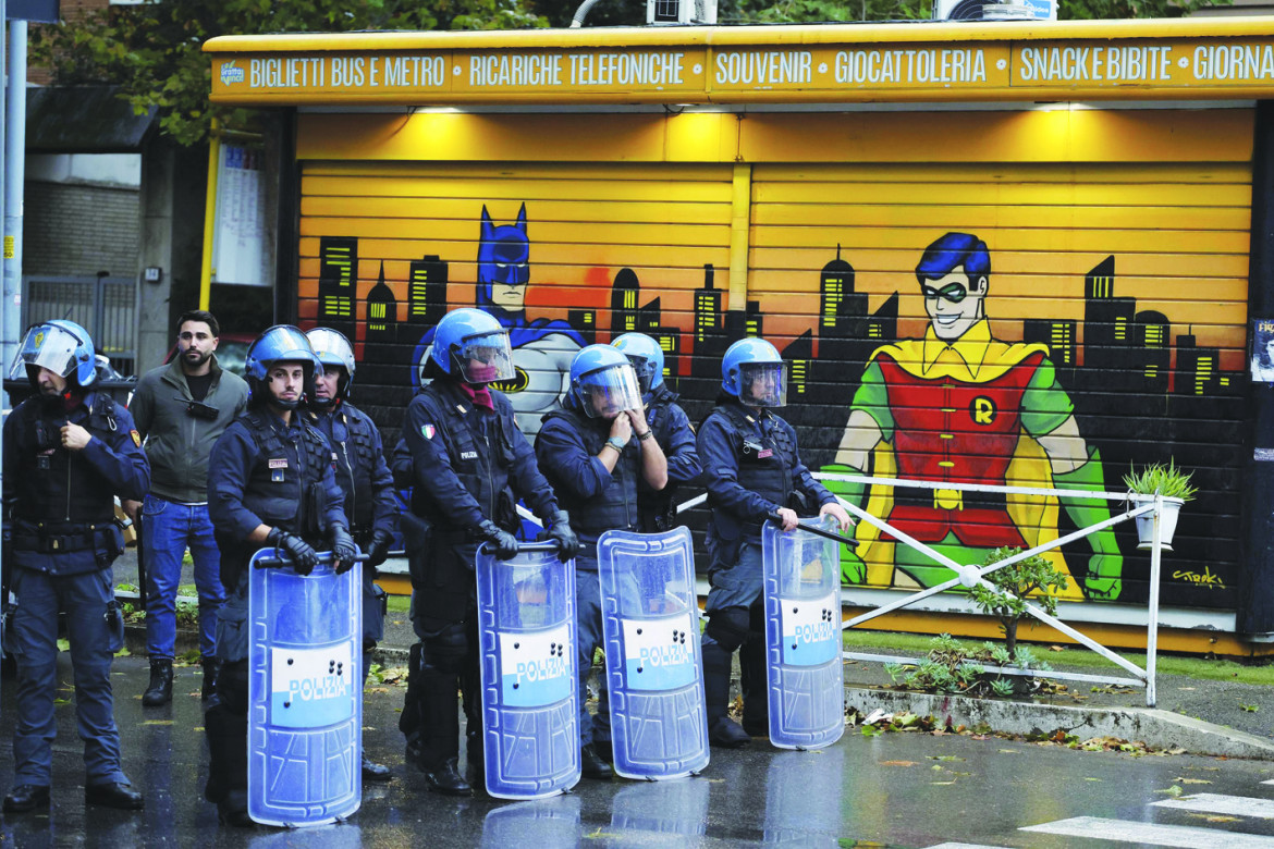 Polizia schierata durante una manifestazione a Roma foto Ansa