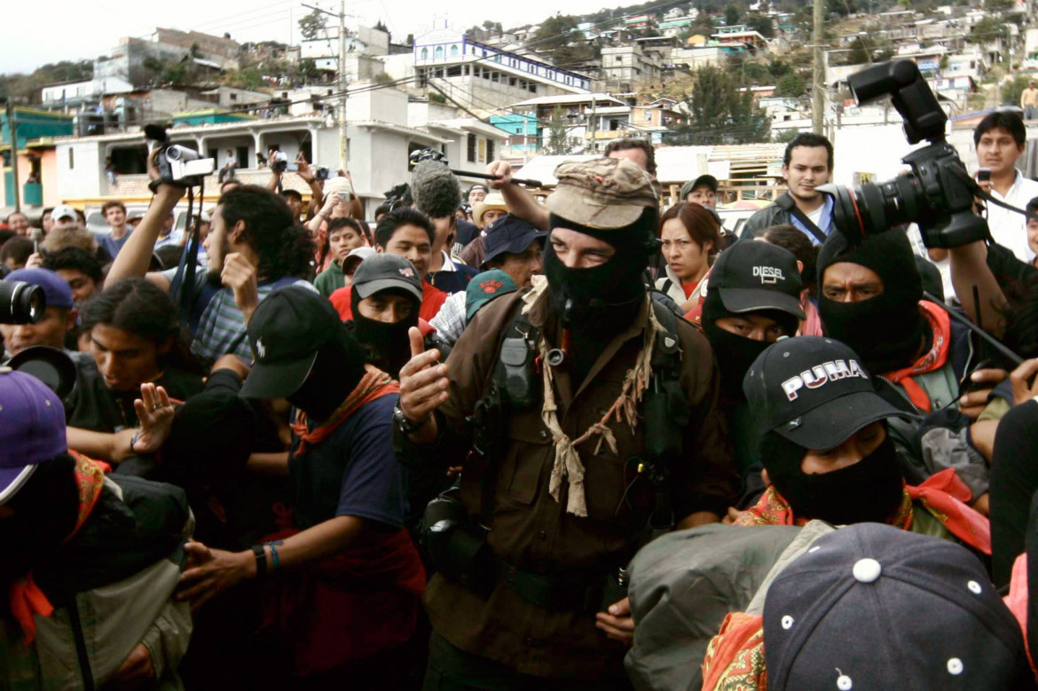 Il leader ribelle mascherato del subcomandante dell'EZLN Marcos saluta mentre arriva a La Hormiga foto Archivio manifesto