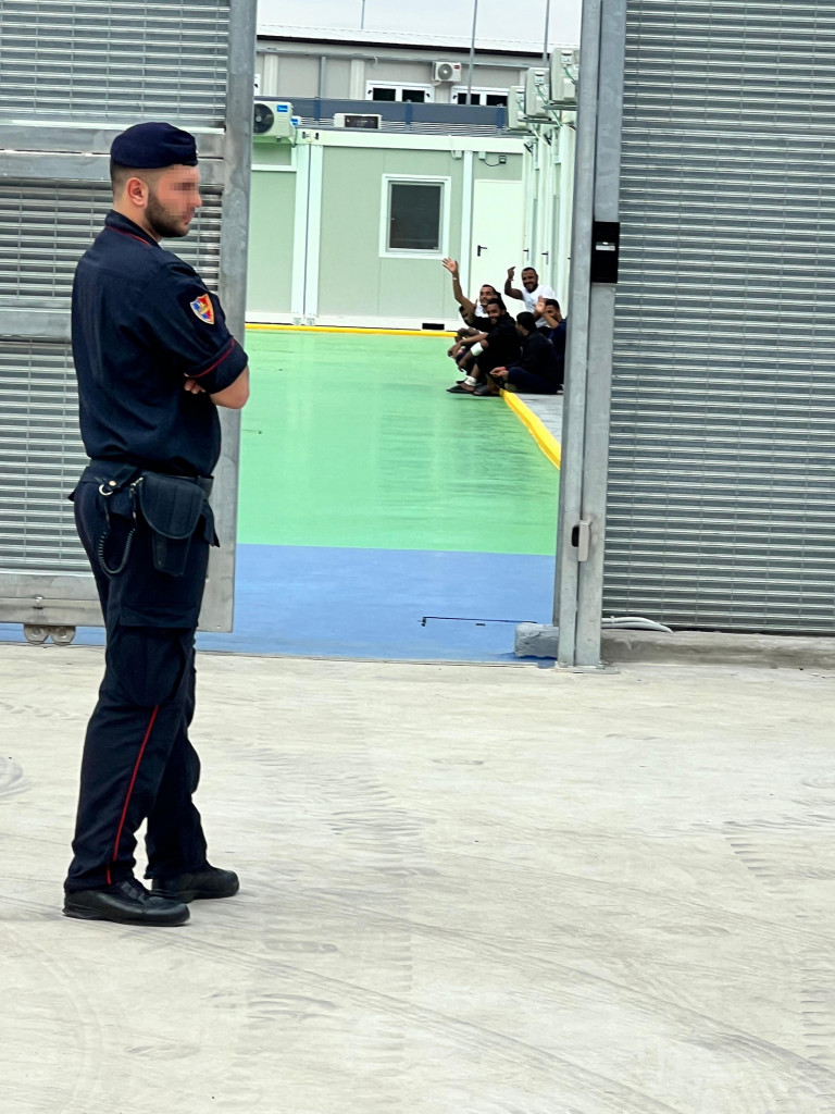 I migranti deportati nel centro di Gjader foto di Luigi Quercetti