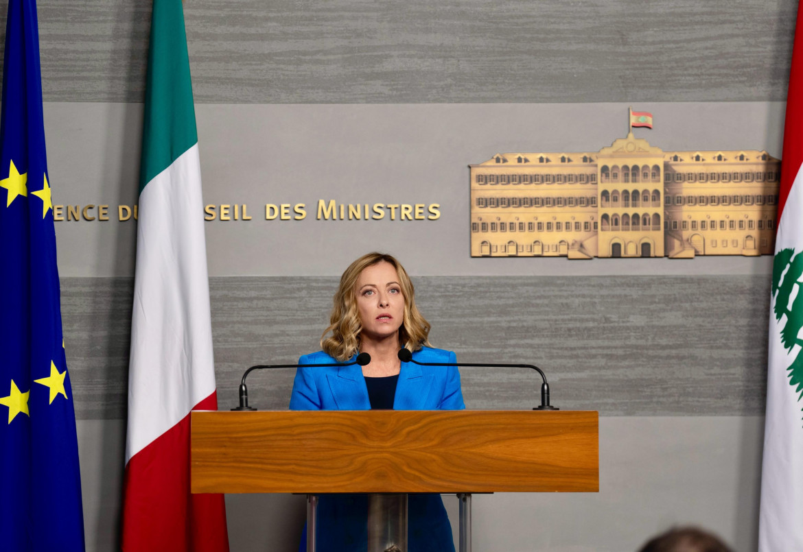 Giorgia Meloni durante la conferenza stampa congiunta con il premier libanese Najib Mikati dopo l'incontro bilaterale a Beirut foto Ansa