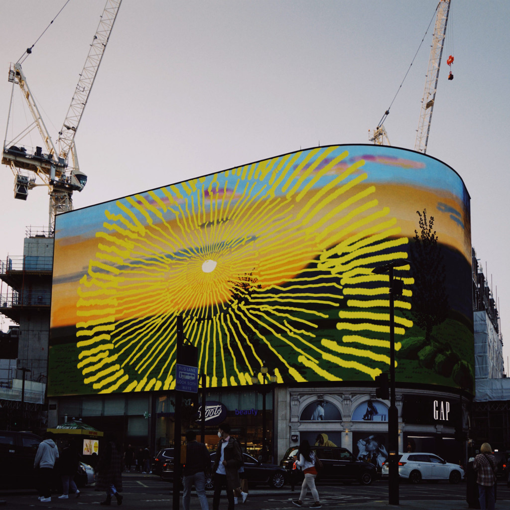 David Hockney, «Remember you cannot look at the sun or death for very long», Londra, proiezione video dalle «Piccadilly Lights», Piccadilly Circus, 2021 ca.