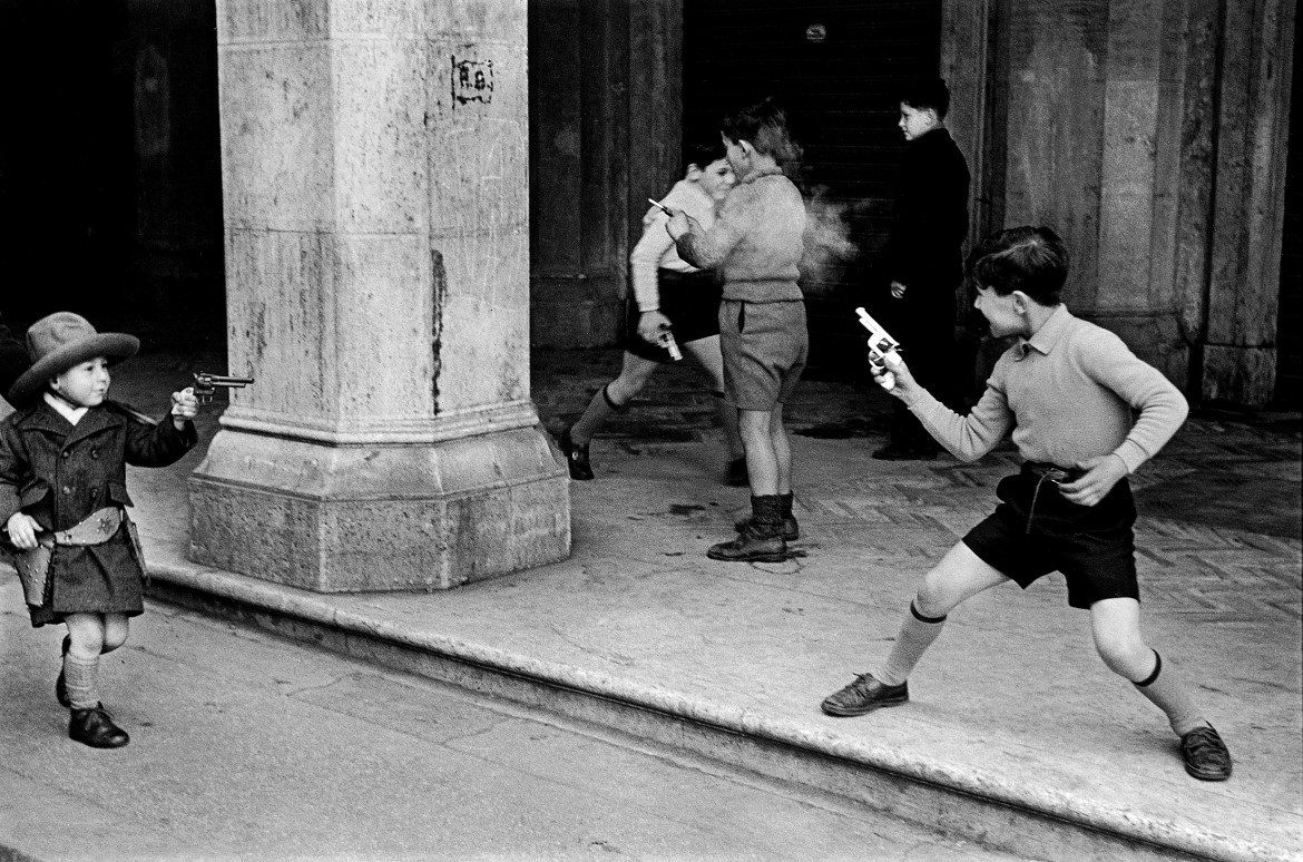 Henri Cartier-Bresson, "Befana festival", Roma, 1951© Fondation Henri Cartier-Bresson / Magnum Photos