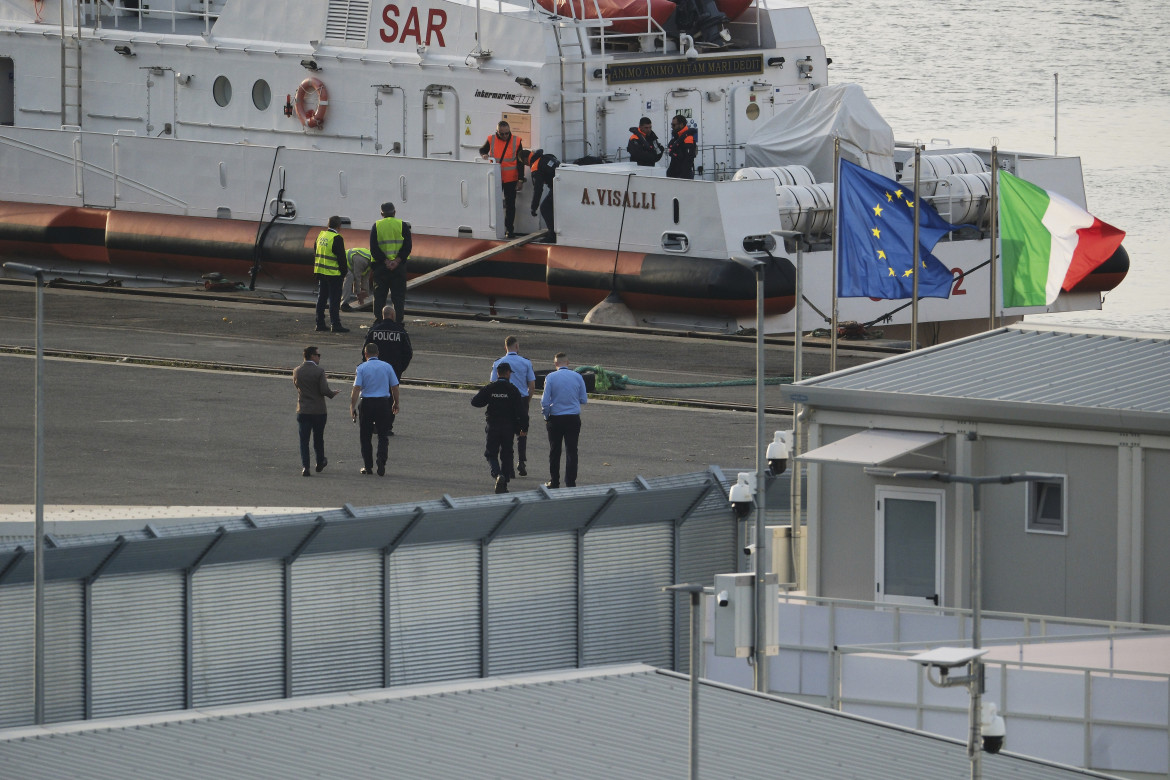 Una nave della Guardia costiera italiana si prepara a partire dal porto di Shengjin, in Albania foto LaPresse