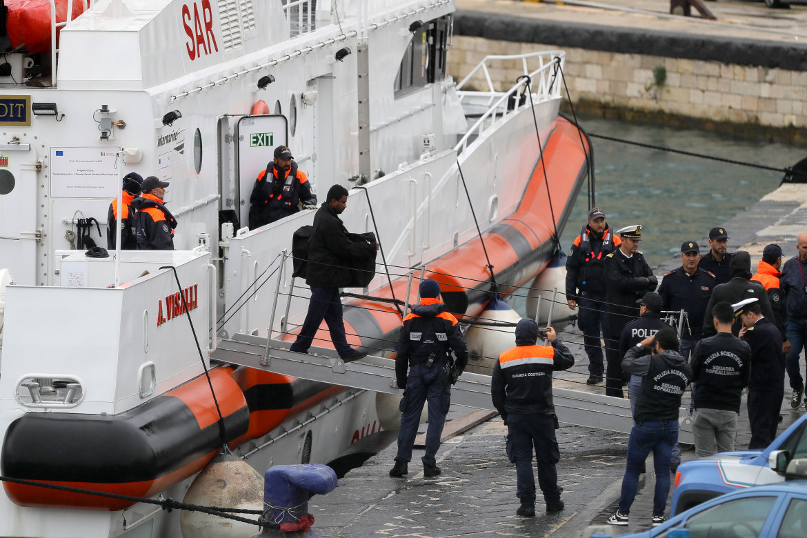 L' entrata nel porto di Bari della motovedetta della Guardia Costiera italiana con a bordo i 12 migranti provenienti dal centro italiano di permanenza per il rimpatrio di Gjader foto LaPresse