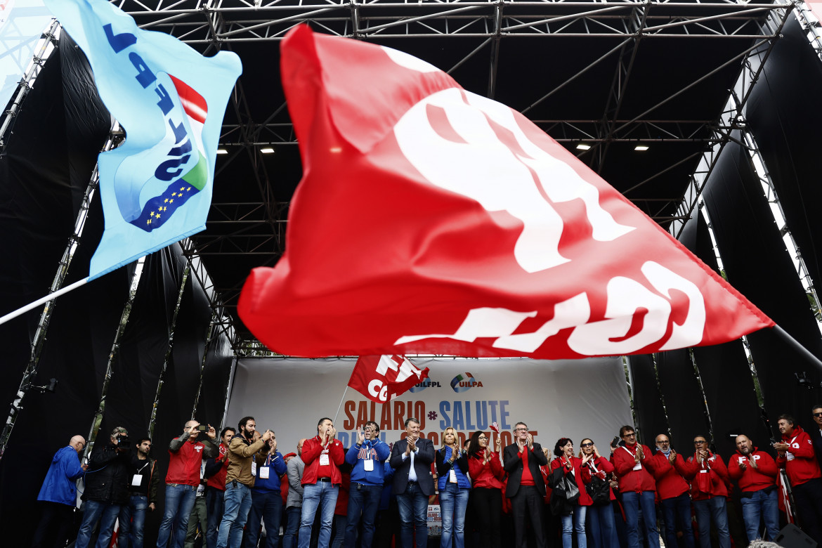 Il palco della manifestazione nazionale di CGIL e UIL Salario Salute Diritti Occupazione foto LaPresse