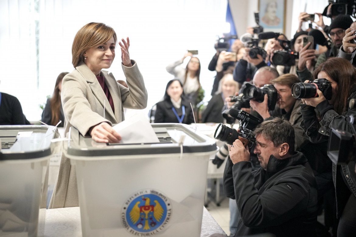 La Presidente rieletta della Moldavia Maia Sandu al momento della votazione foto Ap