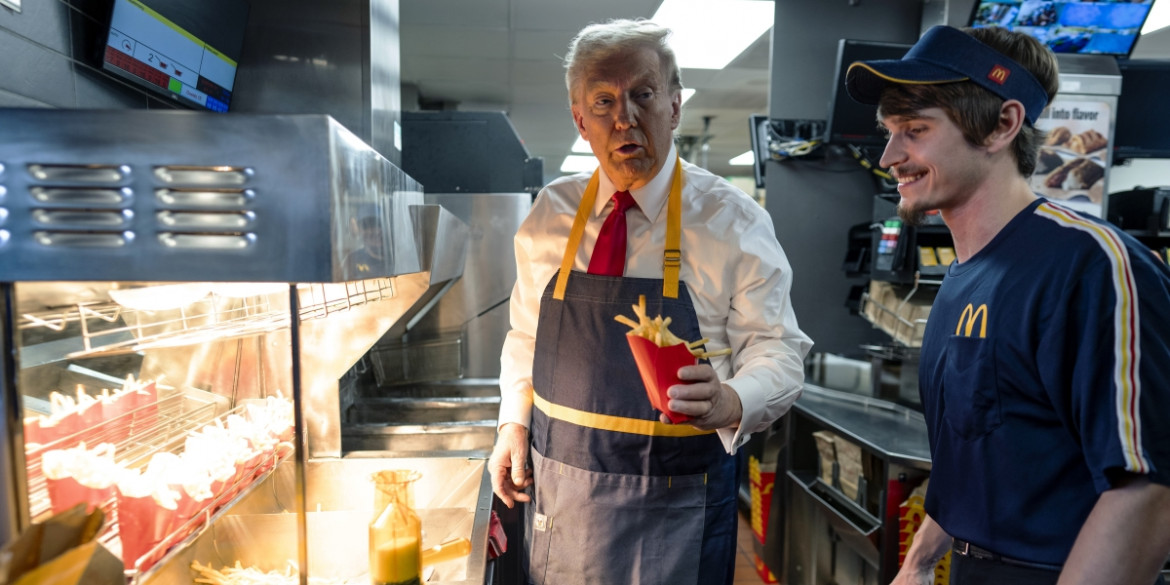 Il candidato repubblicano alla presidenza, l'ex presidente Donald Trump, cucina patatine durante una tappa della campagna elettorale presso un McDonald's a Feasterville-Trevose