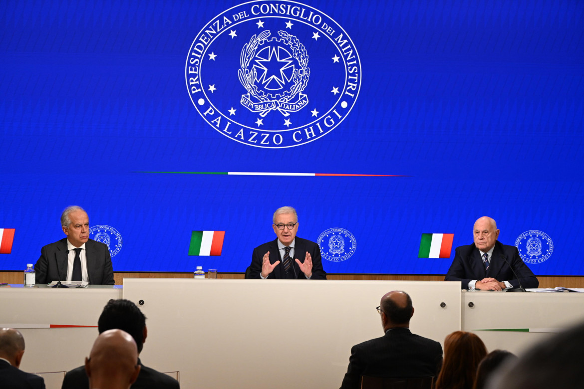 Il sottosegretario alla Presidenza del Consiglio, Alfredo Mantovano con il ministro dell'Interno, Matteo Piantedosi ed il ministro della Giustizia, Carlo Nordio, nel corso della conferenza stampa al termine del Consiglio dei Ministri convocato per la decisione dei giudici sui migranti in Albania foto di Maurizio Brambatti/Ansa