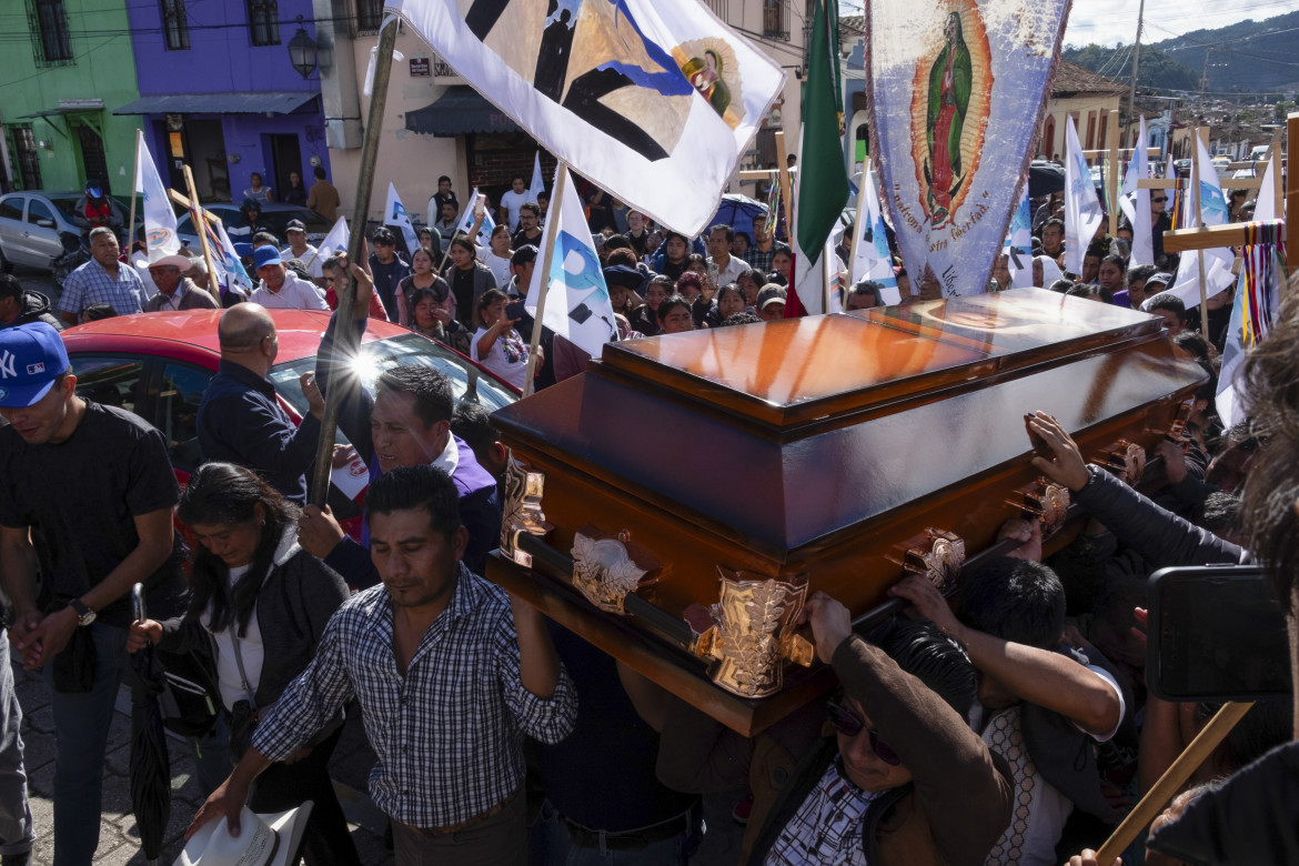 Persone trasportano la bara del sacerdote cattolico Marcelo Perez, ucciso a San Cristobal de las Casas, nello stato del Chiapas, in Messico foto Ap