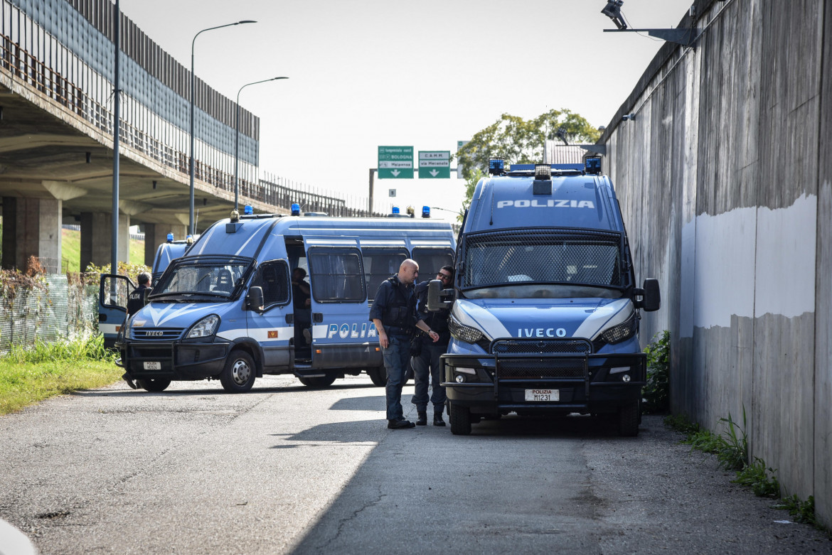 Uomini e mezzi della Polizia al CPR centro di permanenza e rimpatrio di via Corelli a Milano foto Ansa