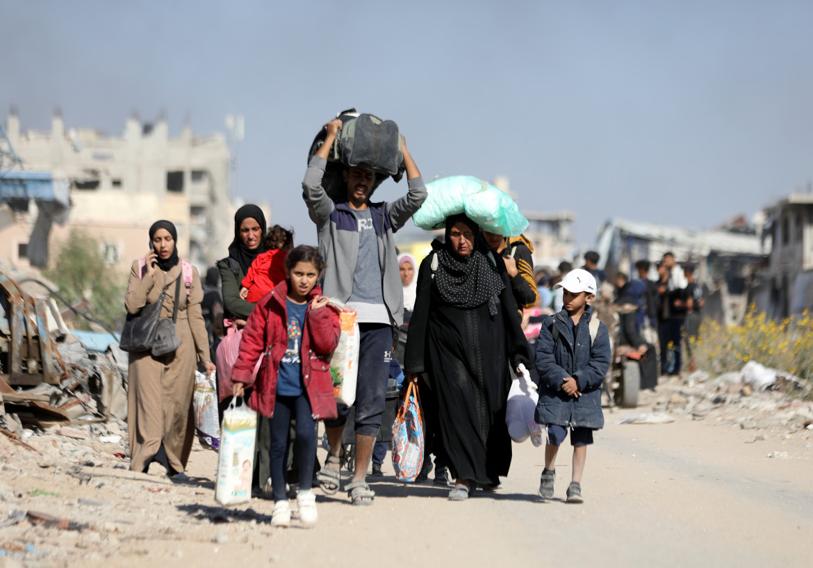 Palestinesi al confine del campo profughi di Jabalia vengono sfollati con la forza dall'esercito israeliano verso le zone meridionali Foto di Dawoud Abo Alkas/Getty Images