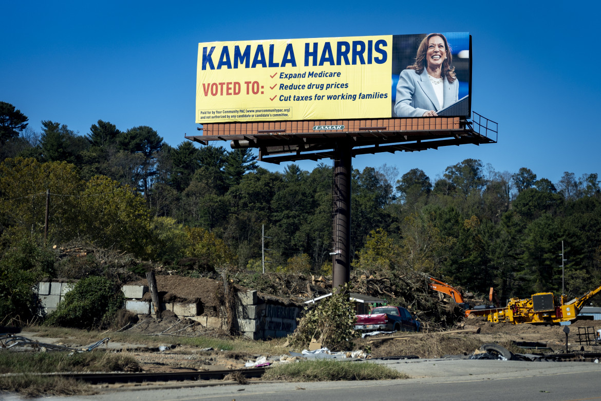 Un cartelleno della campagna di Kamala Harris si erge alto sopra il River Arts District spazzato dall'uragano ad Asheville, nella Carolina del Nord foto Ap