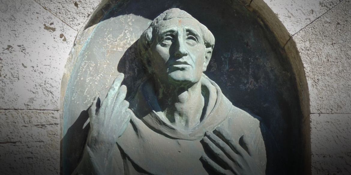 La statua di Jacopone da Todi presso la Chiesa di San Fortunato della località umbra