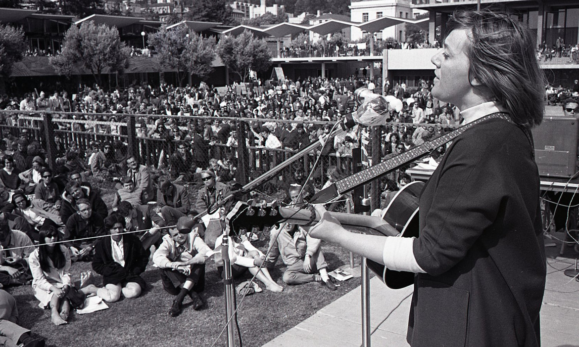 Barbara Dane in un concerto del 1965