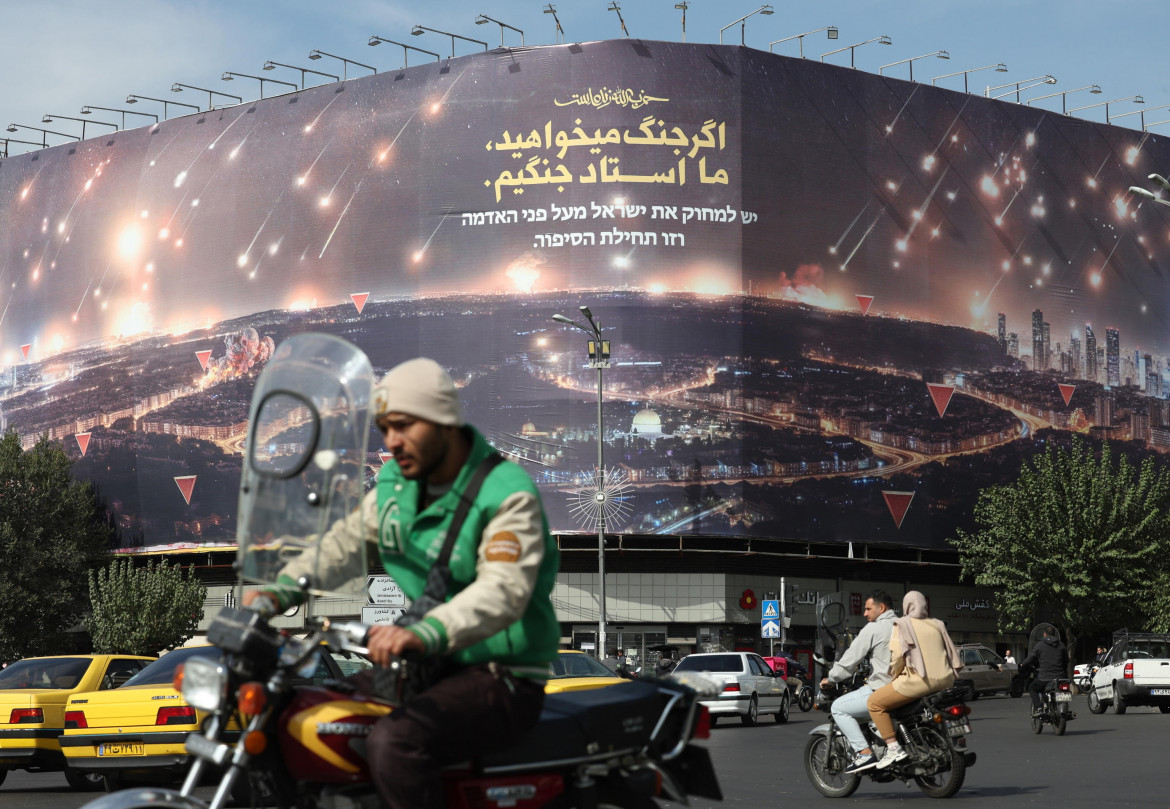 Teheran, un poster che rappresenta il recente attacco iraniano su Tel Aviv Abedin Taherkenareh/Epa