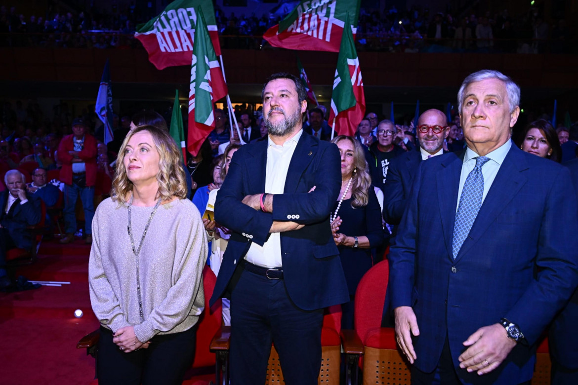 Giorgia Meloni, Antonio Tajani e Matteo Salvini al comizio di chiusura a Genova foto Ansa