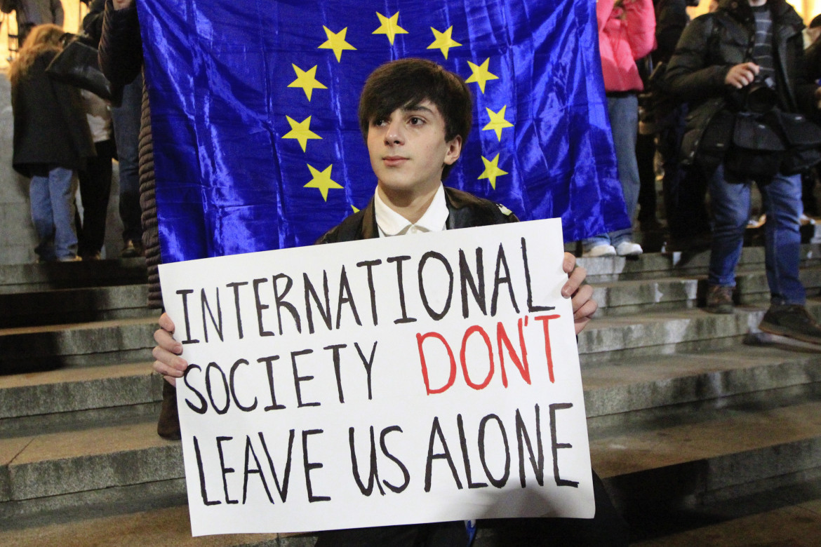 Una protesta dell'opposizione contro i risultati delle elezioni parlamentari a Tbilisi, in Georgia (Shakh Aivazov, Ap)