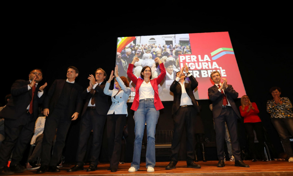 Giuseppe Conte, Angelo Bonelli, Elly Schlein, Nicola Fratoianni e Andrea Orlando al Teatro Politeama a Genova per il comizio di chiusura foto di Fabio Bussalino/Ansa