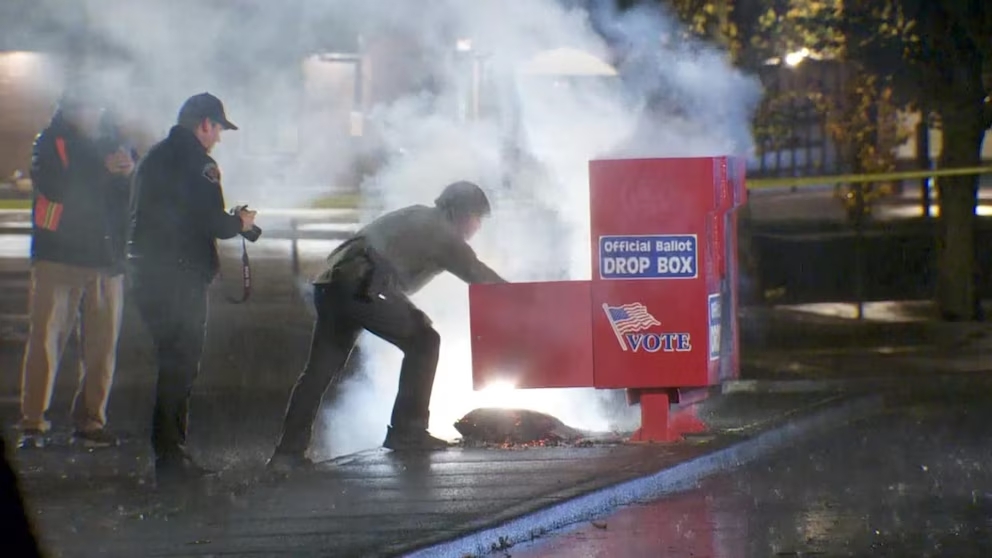 Un ordigno incendiario è stato scoperto all'interno di un'urna elettorale a Portland, in Oregon, mentre centinaia di schede sarebbero state distrutte a Vancouver, Washington, ha affermato la polizia foto Katu2news