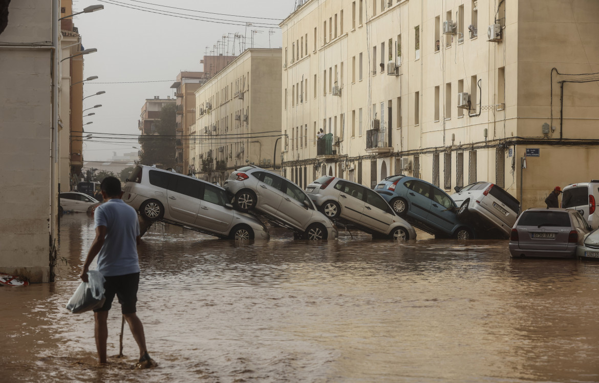 Veicoli distrutti dopo il passaggio della Dana nel quartiere La Torre di Valencia - foto Ap