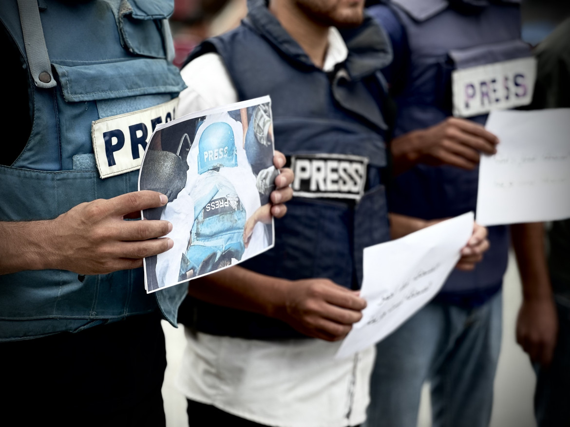 Giornalisti al Nasser Hospital di Khan Younis con la foto del collega ucciso Hassan Hamad Getty/Doaa Albaz