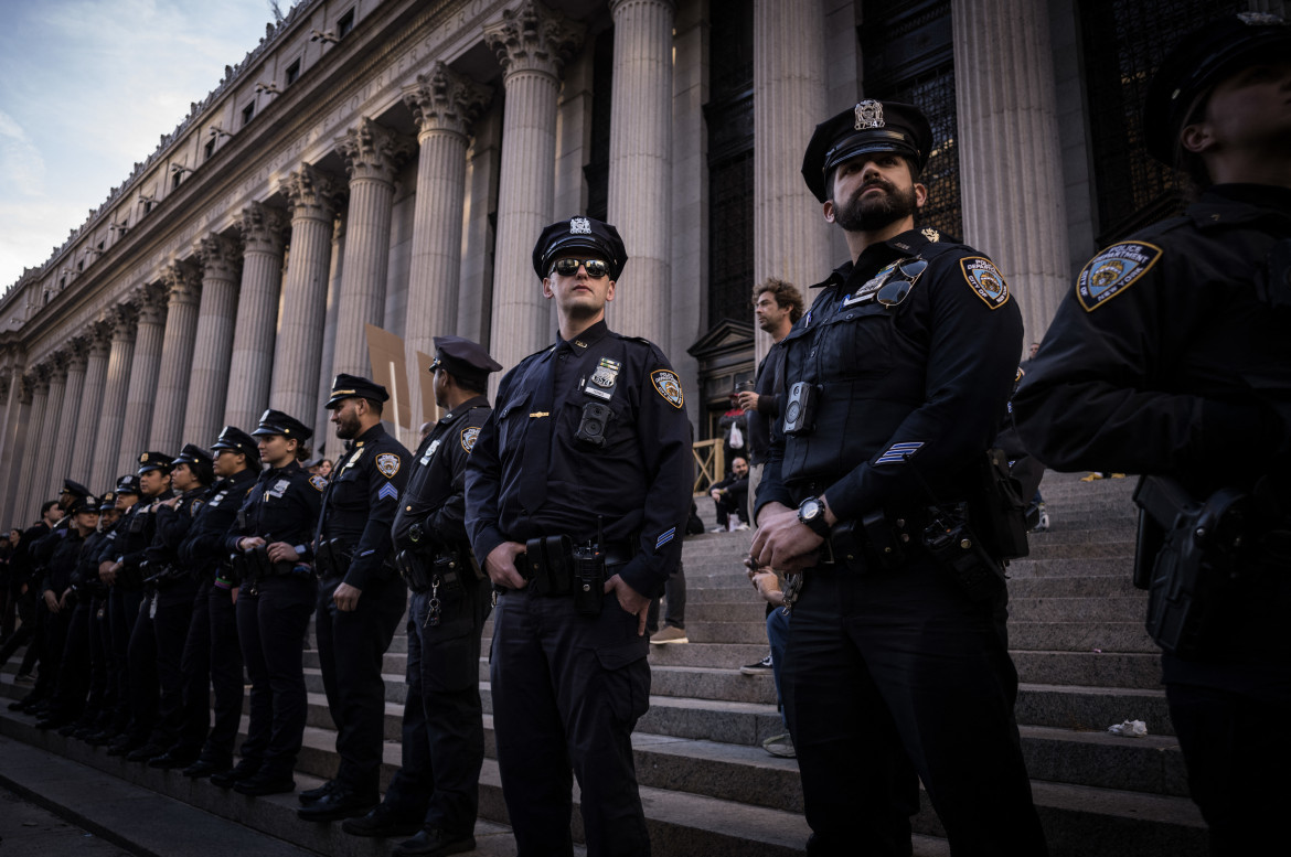 La polizia durante un comizio del candidato repubblicano Donald Trump al Madison Square Garden di New York foto Getty Images