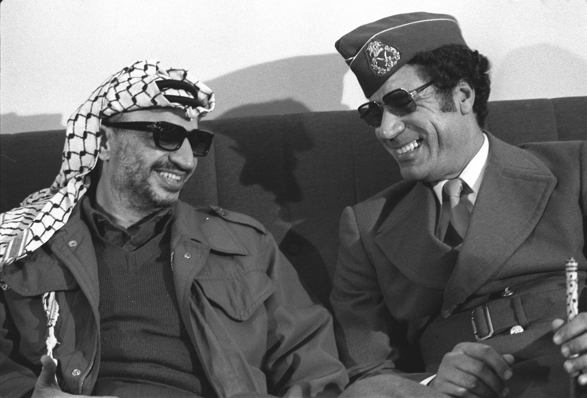 Muammar Gheddafi con Yasser Arafat nel 1977