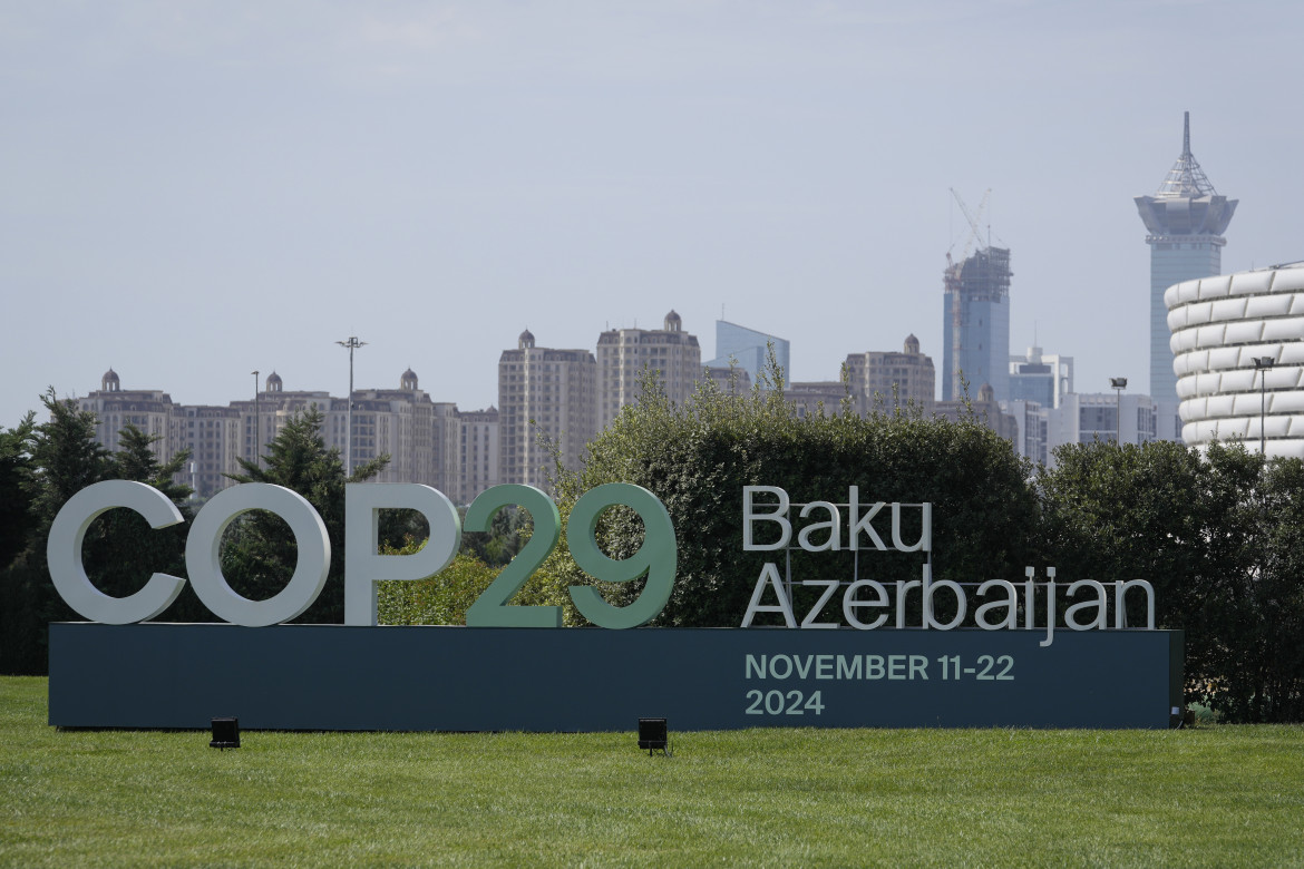 Un cartello per la COP29, la Conferenza delle Nazioni Unite sui cambiamenti climatici, è esposto a Baku, Azerbaigian - Sergei Grits/Ap