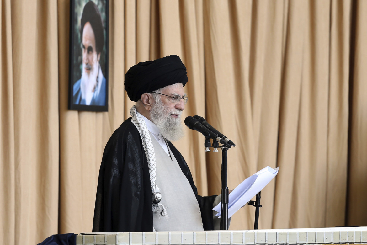 Khamenei prega per Nasrallah mentre l’Iran teme la rappresaglia