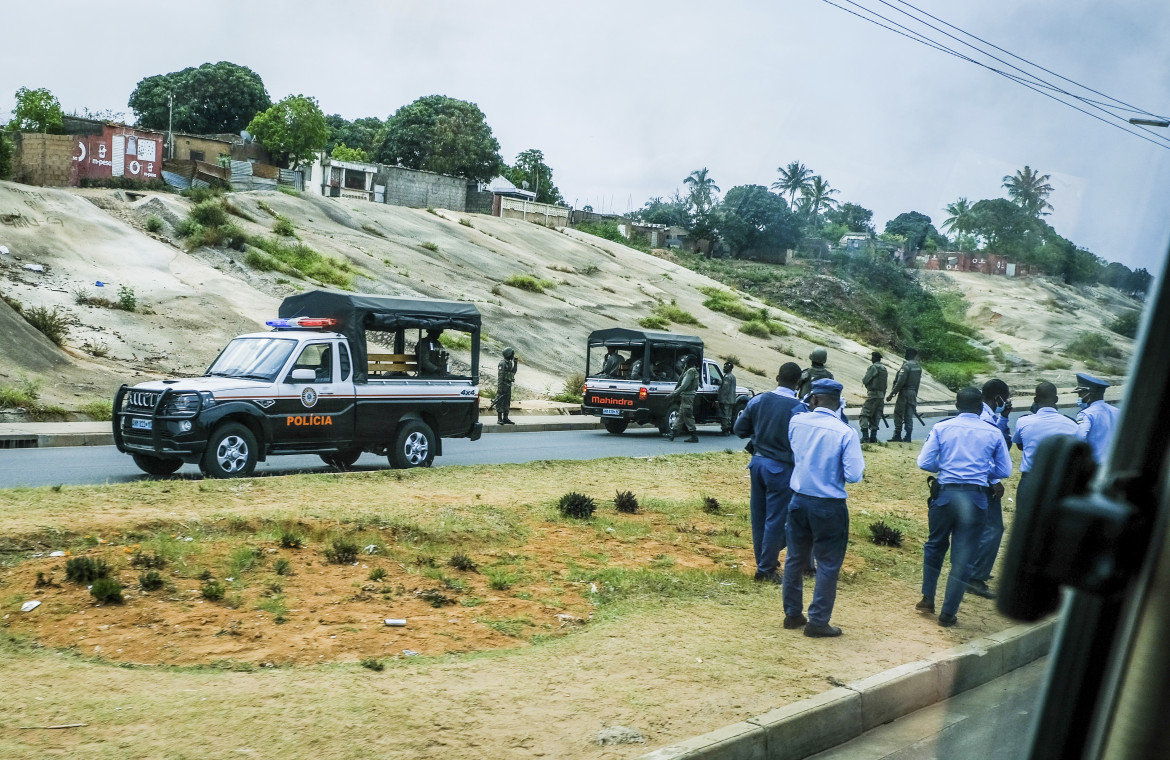 Forze di sicurezza in una strada di Maputo il 21 ottobre, giornata di mobilitazione nazionale