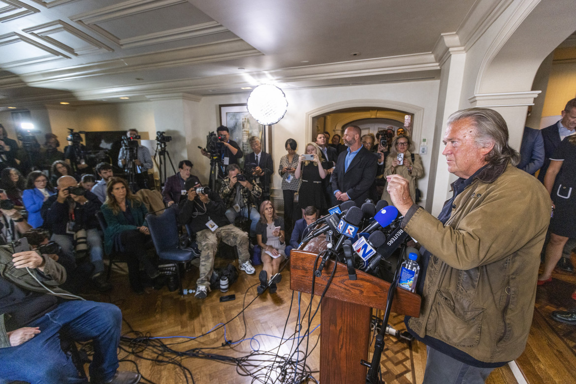 Steve Bannon esce dal carcere di Danbury, Connecticut