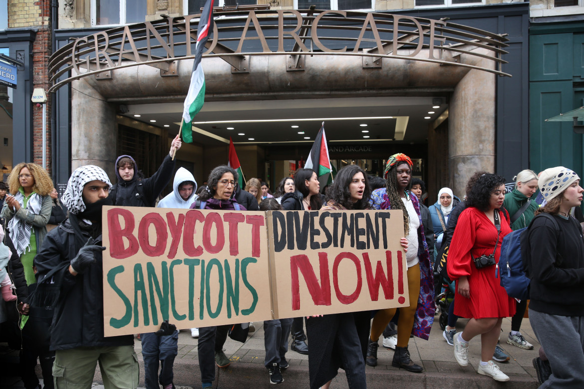 Una protesta a Cambridge in Inghilterra pro Palestina foto Ansa