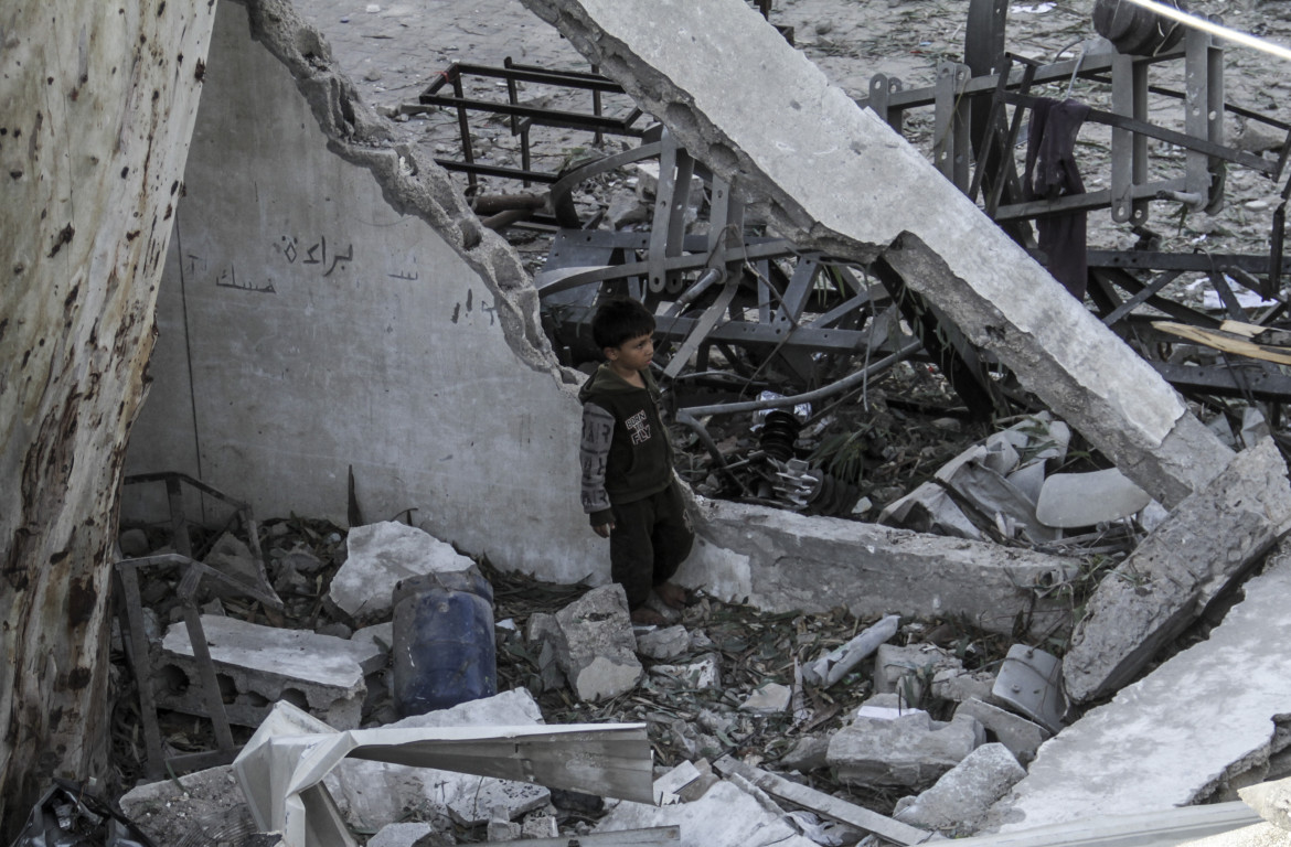 Un bambino tra i resti di una scuola dell’Unrwa nel campo profughi di Shati a Gaza foto Zuma/Mahmoud Issa