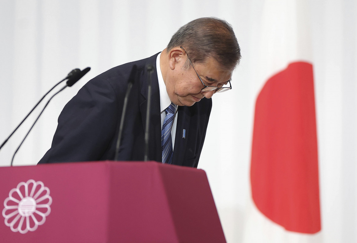 Il premier giapponese Ishiba dopo il voto nel quartier generale del partito a Tokyo (foto Ap/Yomiuri Shimbun)