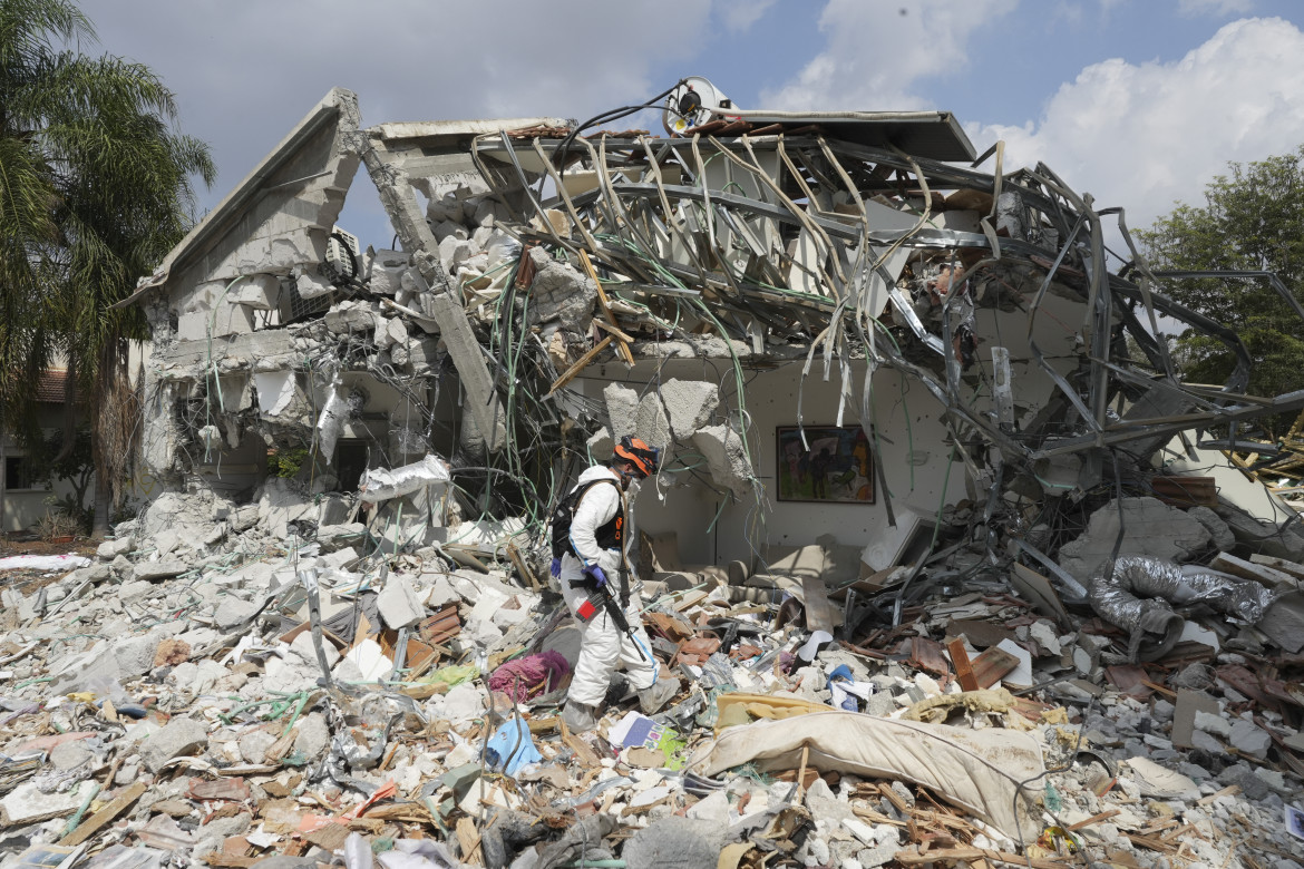 Militare israeliano sulle rovine del kibbutz Be’eri il giorno dopo foto Ap/Baz Ratner