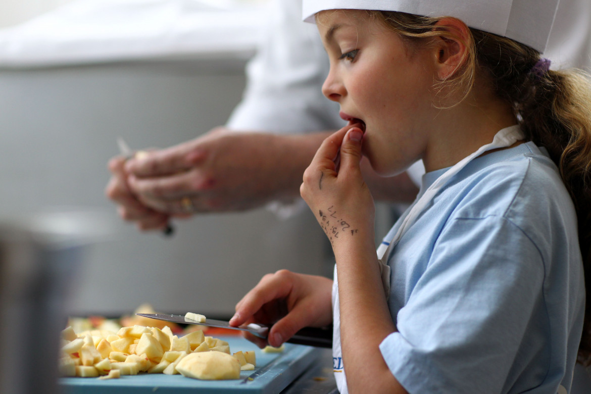 Un bambino che mangia