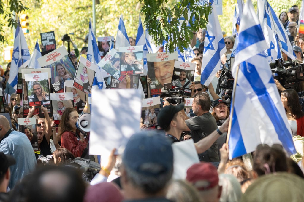 Manifestazione per la liberazione degli ostaggi israeliani di Hamas a New York nell'anniversario del 7 ottobre