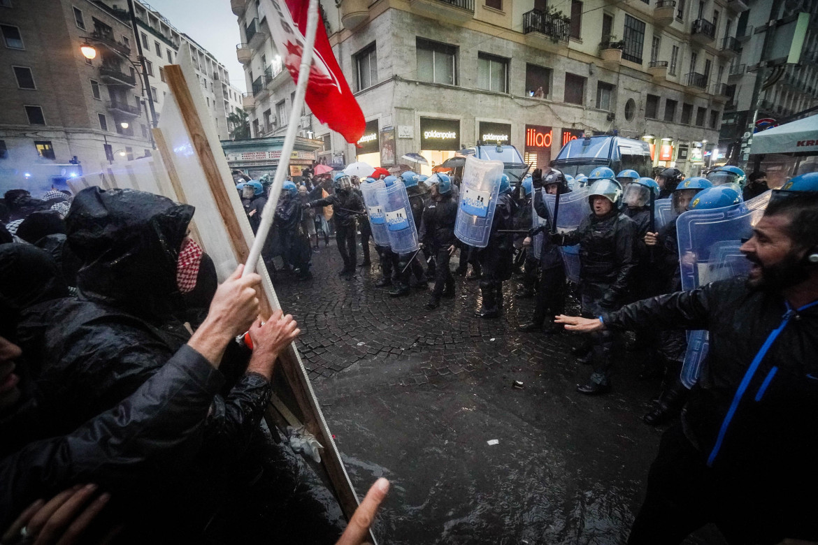 Napoli: nel palazzo il G7 Difesa, in strada il corteo pro-Pal. Fumogeni e manganelli